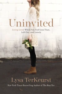 Featured image for Zusammenfassung von 'Uninvited: Lebe geliebt, wenn du dich weniger fühlst, ausgeschlossen und allein' von Lysa TerKeurst