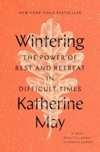 Featured image for Zusammenfassung von 'Wintering: Die Kraft von Ruhe und Rückzug in schwierigen Zeiten' von Katherine May