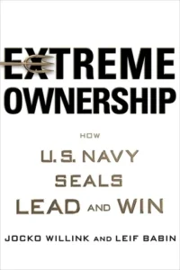 Featured image for Zusammenfassung von 'Extreme Ownership: Wie U.S. Navy SEALs führen und gewinnen' von Jocko Willink und Leif Babin