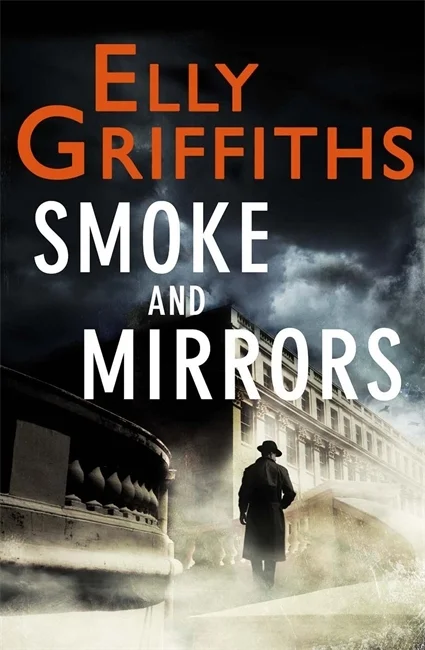 Featured image for Zusammenfassung von „Smoke and Mirrors“ von Elly Griffiths