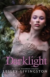 Featured image for Zusammenfassung von 'Darklight' von Lesley Livingston