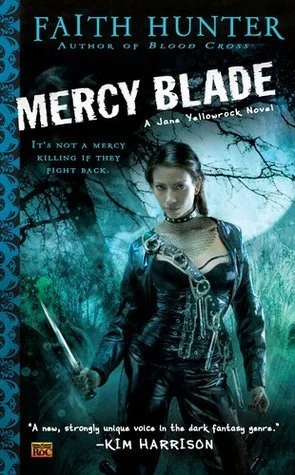 Featured image for „Zusammenfassung von ‚Mercy Blade‘ von Faith Hunter“